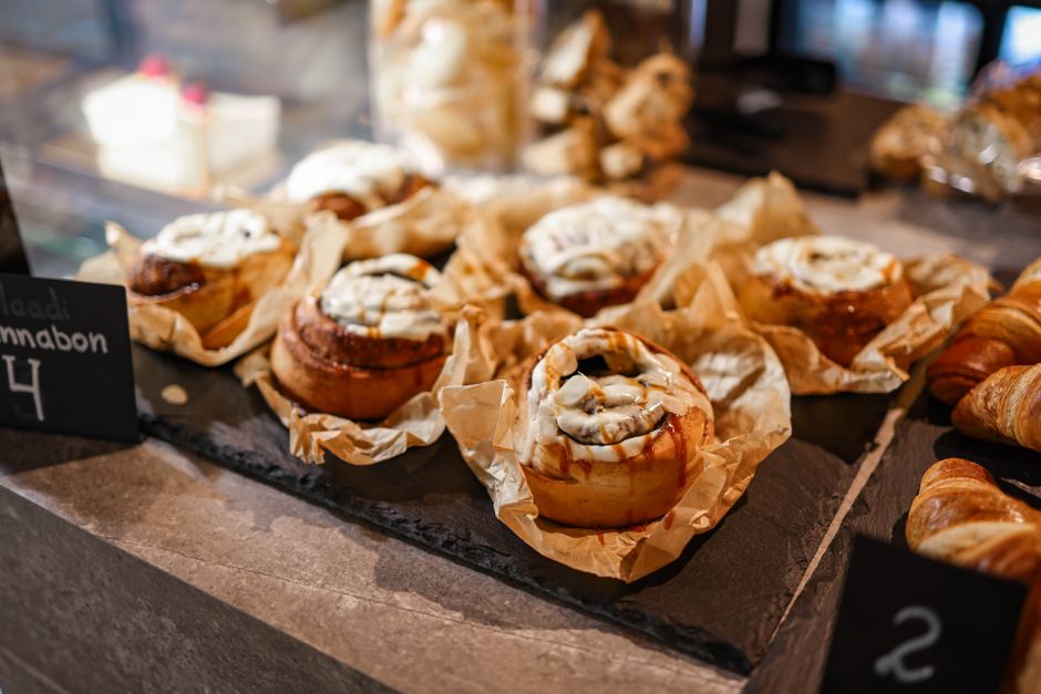 Nybakte kanelboller i bakeridisken