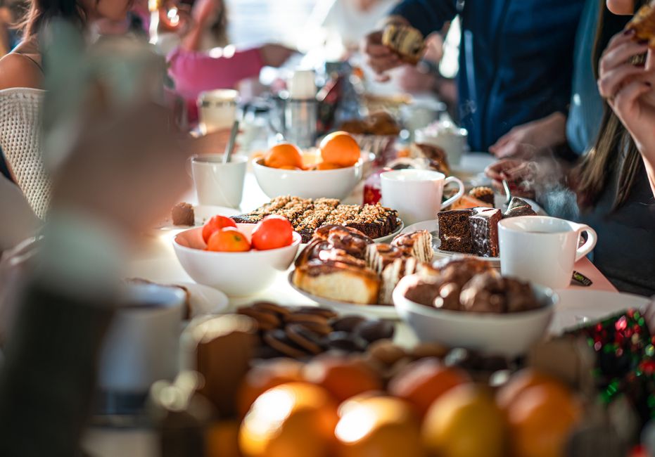 Frokostmøte med kaffe, frukt og fersk bakst på bordet