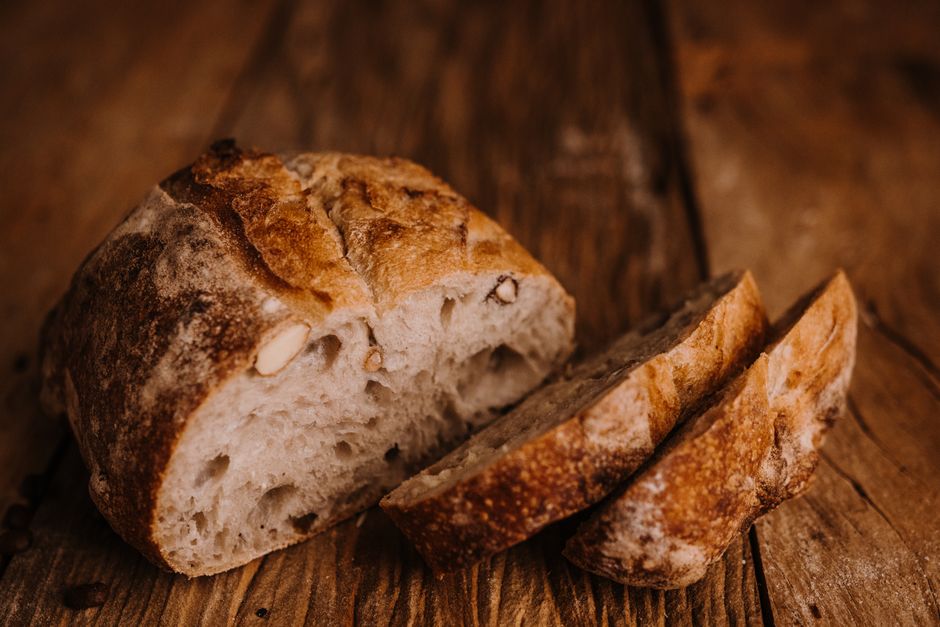 Rustikt surdeigsbrød skåret i skiver